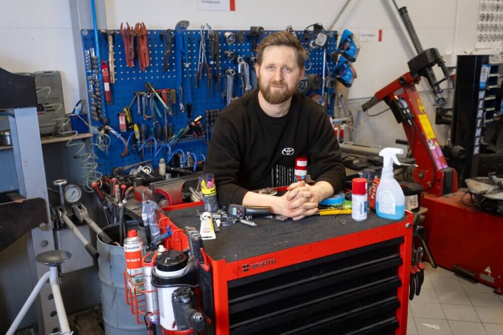 ARNT KRISTOFFER MOEN, mekaniker som stortrives når han kan hjelpe folk. Begynte å demontere ting allerede som treåring.