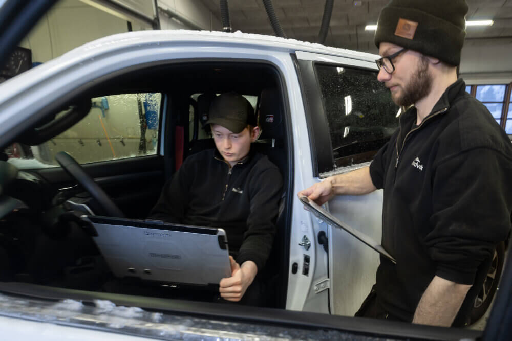 DEDIKERTE FAGFOLK: Datamaskinen har blitt et uvurderlig hjelpemiddel når mekanikerne skal sjekke formen til bilen din. Her er det Jørgen Andre Tollåli (t.v.) og Elias Vatshaug som sørger for at alt går etter boka.