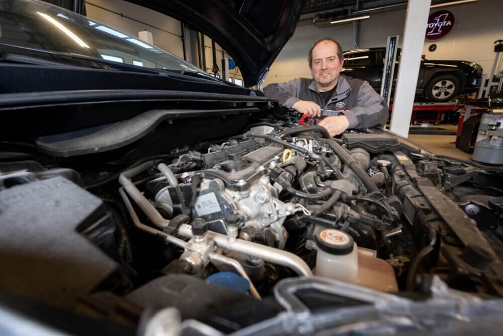 EIVIND HANSEN, mekaniker og teknisk leder som skrur på jobb og på fritiden. Elsker fisking, jakt, har båt og snøscooter. Har tatt en 13 kilo tung sei i Velfjorden.