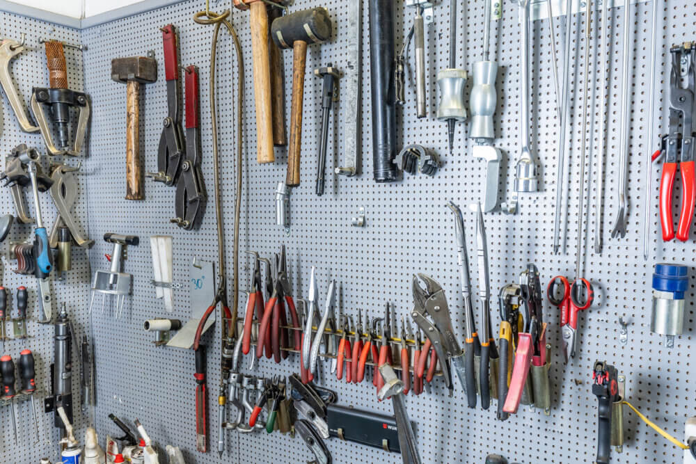 ET EKTE VERKSTED: Selv om stadig flere kjører elektriske biler, finnes det mange diesel- og bensinbiler i Indre Salten. Da er det fortsatt viktig at verktøytavla er komplett.